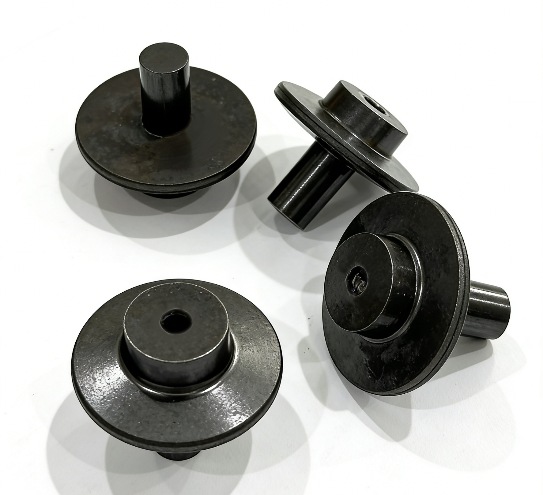 工业紧固件产品，多种规格的螺丝螺钉，金属材质，表面处理专业，包装整齐，展现工业级品质